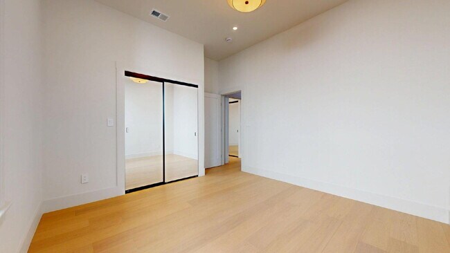 Building Photo - Modern, Convenient, Bright, Renovated 3BR/1BA Top Floor Flat with Dishwasher & In Unit Laundry