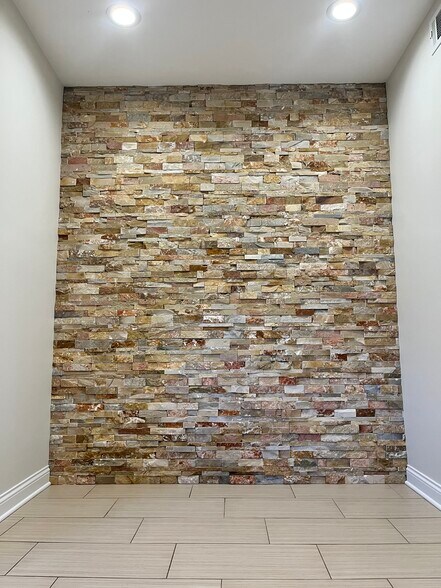 Building Photo - 3145 N Lamon Ave