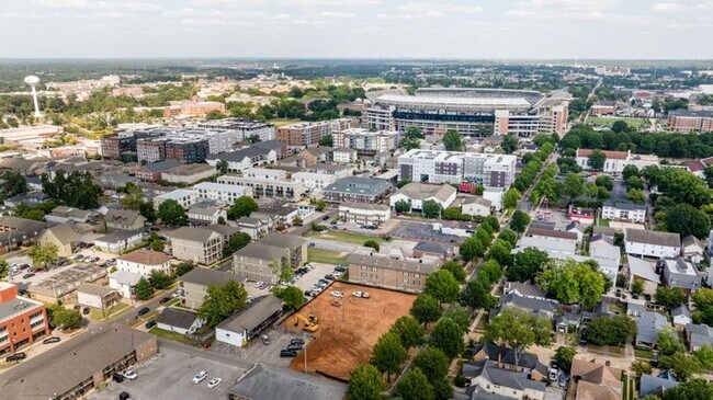 Building Photo - Available August 2026 – 5BR/5.5BA Luxury Townhome Near UA & Bryant Denny Stadium