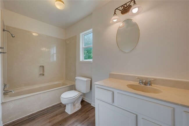 Building Photo - 400 Robertson St