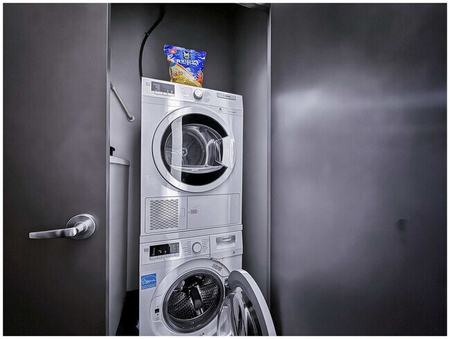 Building Photo - 555 Evergreen St