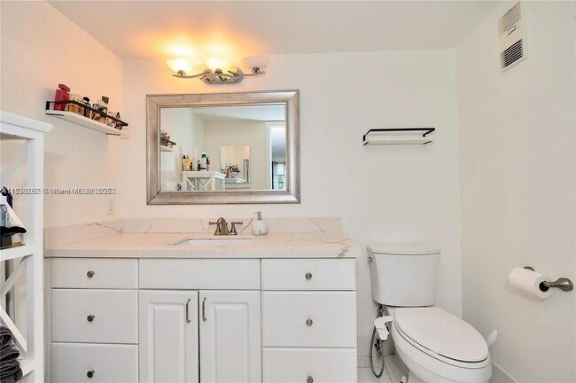 Building Photo - 2205 S Cypress Bend Dr