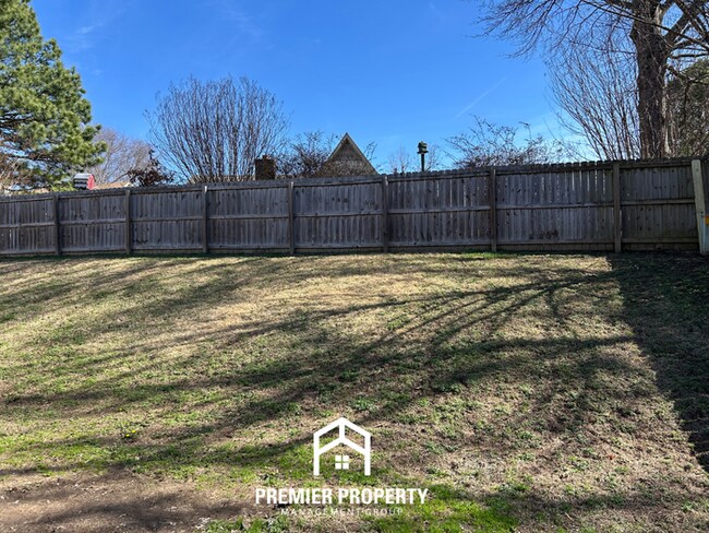 Building Photo - Spacious 3BR Memphis Home | Vaulted Ceilings, Fireplace, 2-Car Garage & Fenced Yard