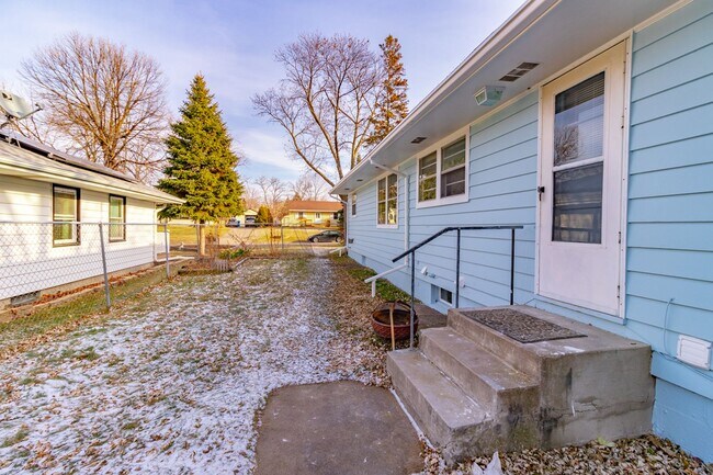 Building Photo - Most utilities INCLUDED!! 3 Bedroom 2 Bath Duplex Richfield Available May 1 2026