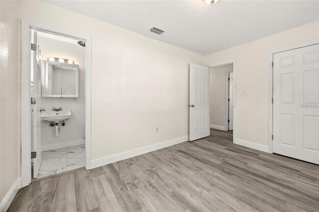 Building Photo - 950 Pearl Dr