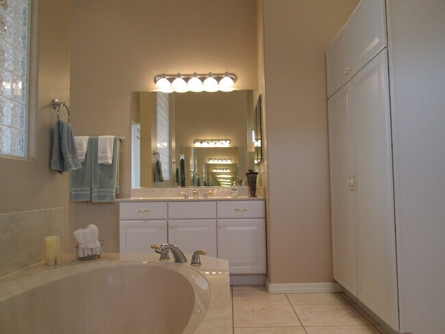 Building Photo - 5745 E Sunset Point Dr