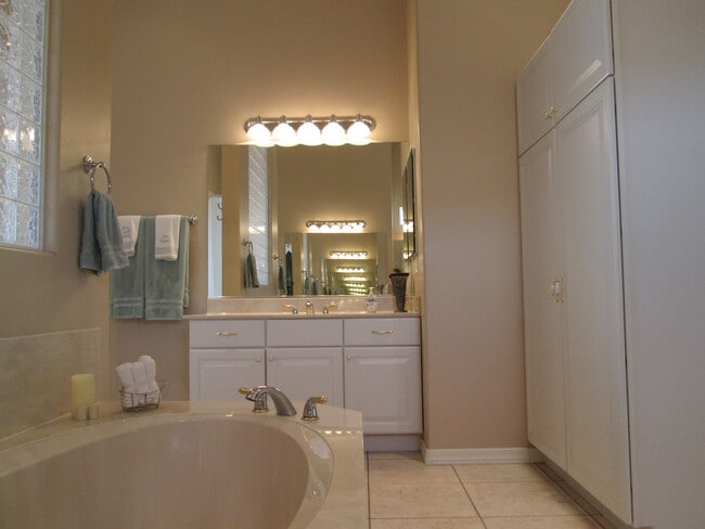 Building Photo - Unfurnished - 1 Year Rental