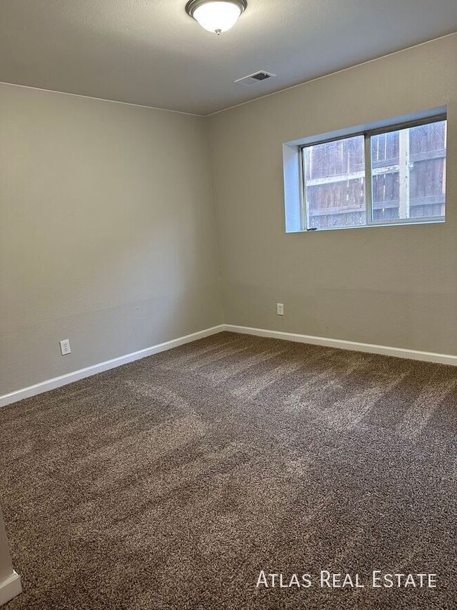 Building Photo - Charming Upper-Level Unit in North Denver ...