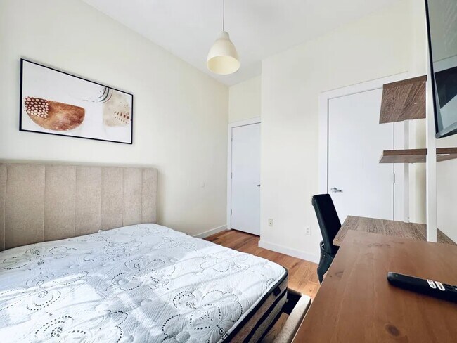 Building Photo - Furnished room/NOT APARTMENT
