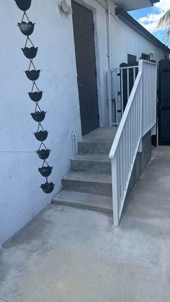 Building Photo - 820 NW 19th Ct