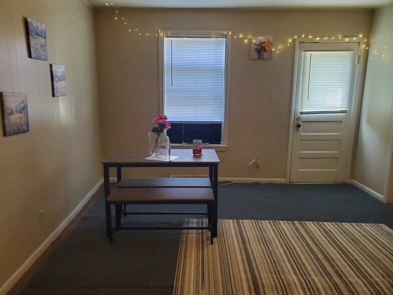 Building Photo - 528 W 4th St