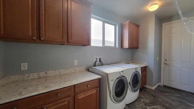 Building Photo - 5 bedroom, 4 bathroom home with a Casita