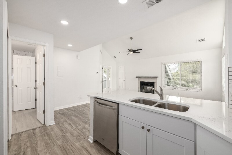 Building Photo - 8500 E Jefferson Ave