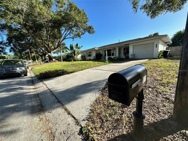 Building Photo - 815 Woodley Rd