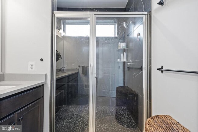Building Photo - 5056 Oakmoore Dr