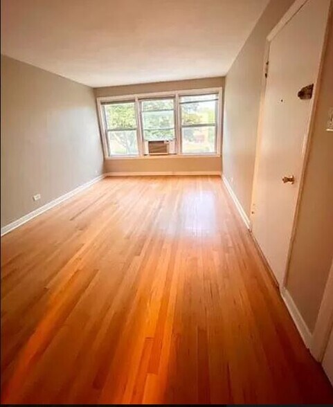 Living room - without furniture - 9126 keating ave