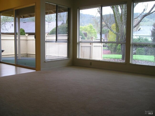 Building Photo - 404 Meadowgreen Dr