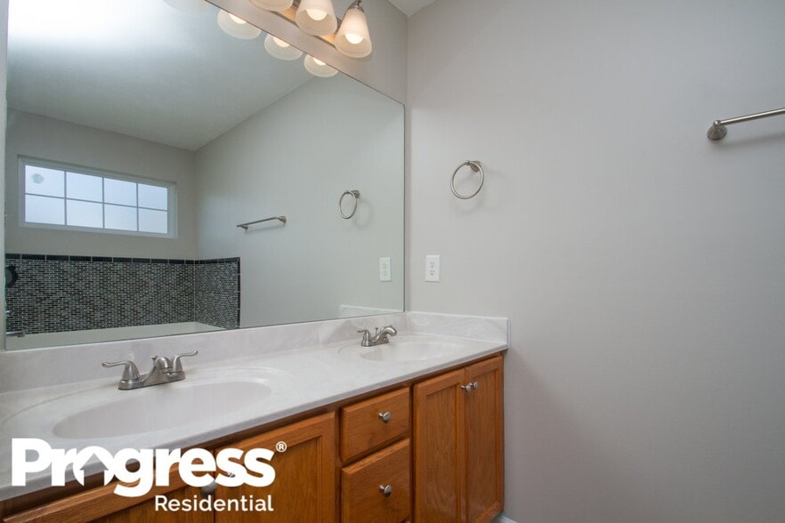 Building Photo - 110 Lyndhurst Dr