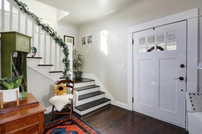 Building Photo - Beautifully Renovated 5 Bedroom Midtown Home