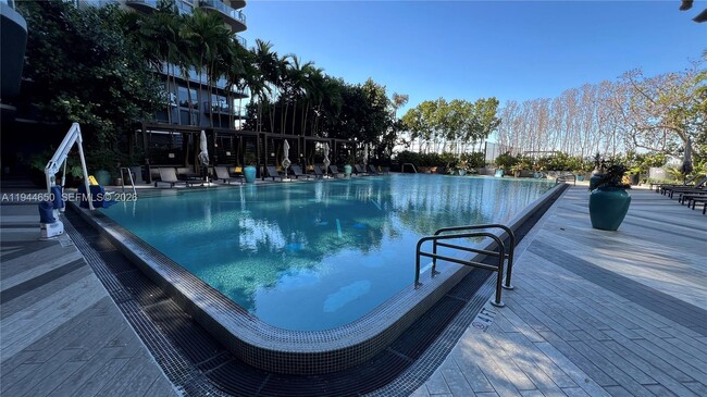 Building Photo - 121 NE 34th St