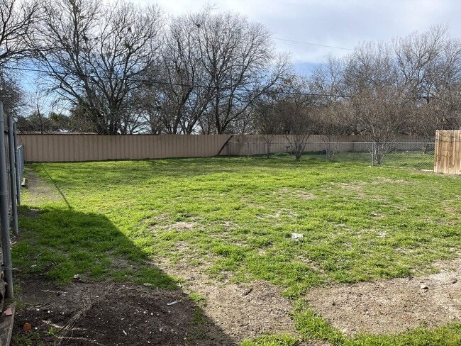 Building Photo - Lorena ISD Duplex