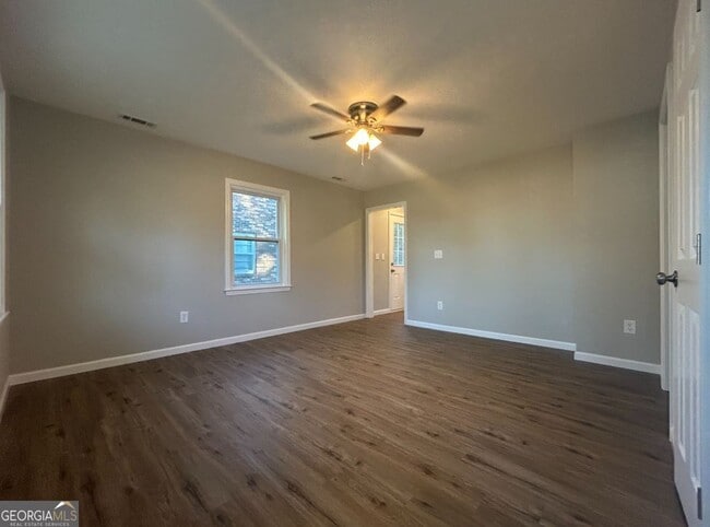 Building Photo - 116 Holly St SE