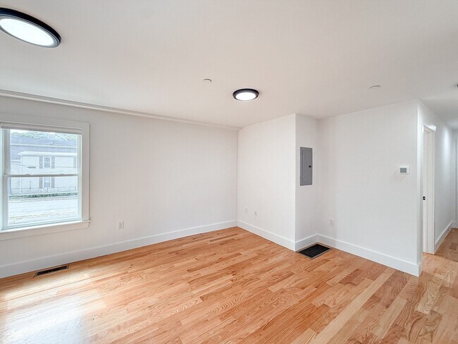 Building Photo - 232 Lynnfield St