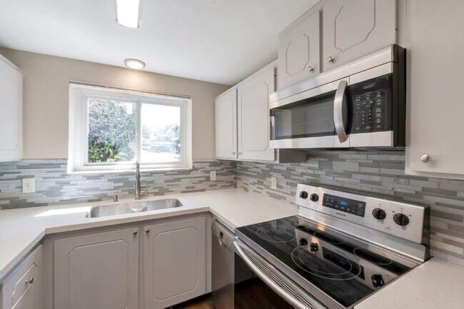 Building Photo - LEASE SPECIAL | Sugarhouse | 2 Bed 1 Bath 1 Covered Parking