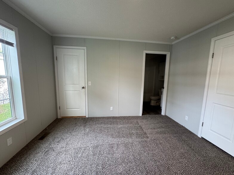 Building Photo - 2022 Marmoor Dr