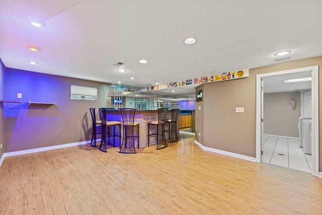 Building Photo - 1105 E Alder Ln