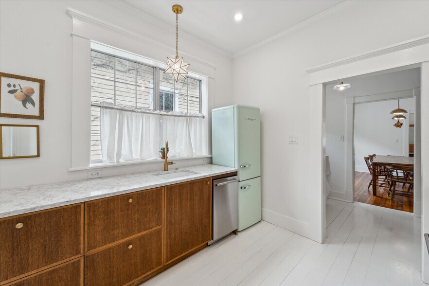 Building Photo - 211 W 40th St