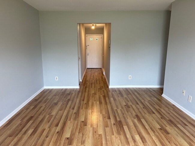 Building Photo - 1 Bedroom Apartment---READY FOR MOVE IN!