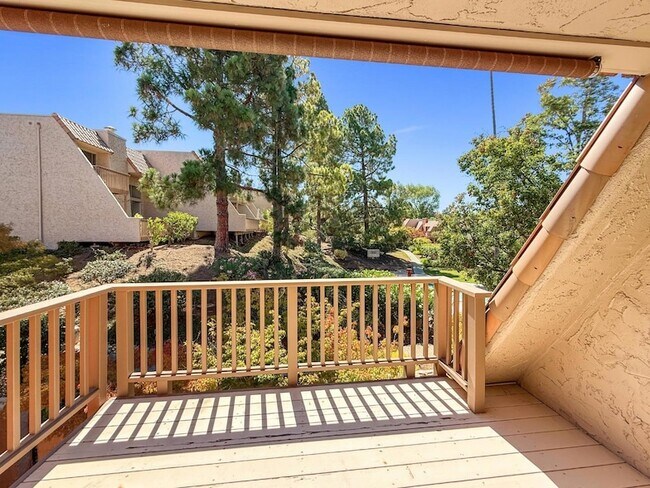 Building Photo - 285 Casitas Bulevar