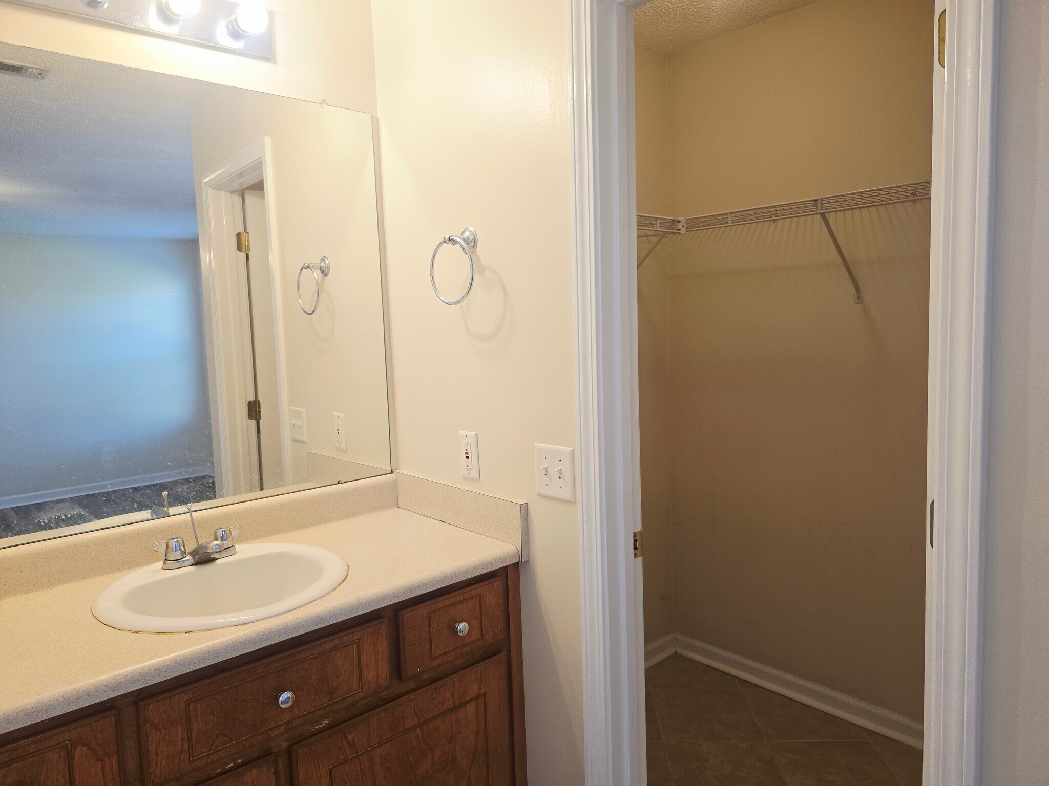 Building Photo - 111 Quarterhorse Dr
