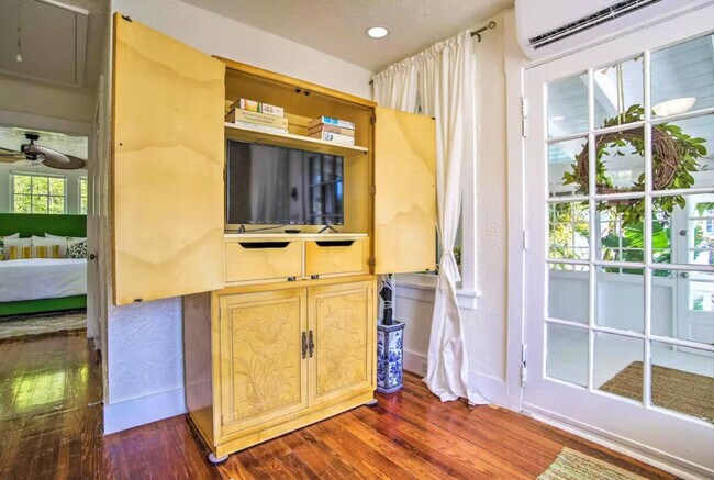 Building Photo - 446 27th St