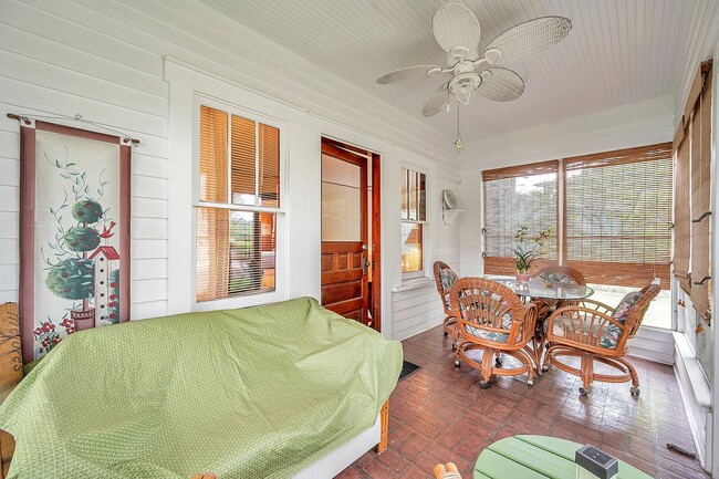 Building Photo - Charming Fully Furnished Gulfport Bungalow |