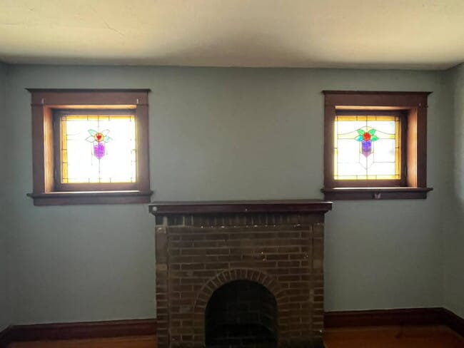 Building Photo - "Charming 2-Bed/ 1 bath 2nd Floor Retreat on Pennsylvania Avenue – with wood floors and a usable ...