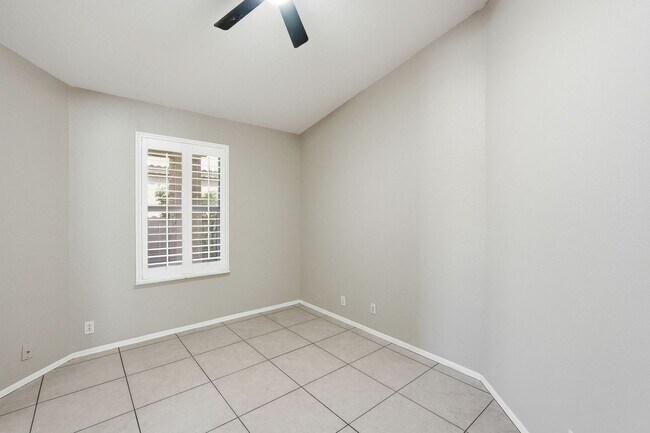 Building Photo - Three bedrooms PLUS Den! Ready to Move In