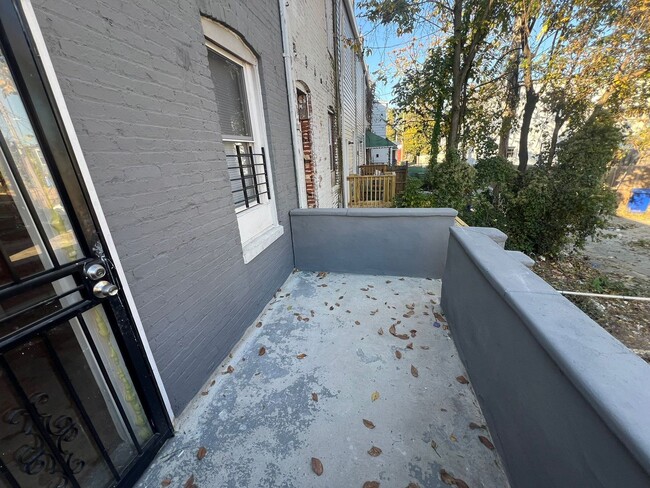 Building Photo - 3 Bed 1 Bath Renovated Townhouse