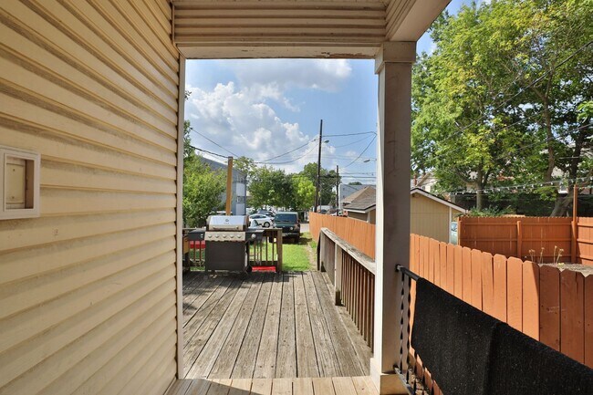 Building Photo - GREAT OSU SOUTH CAMPUS LOCATION - Ridiculously Nice back deck and off-street parking for everyone