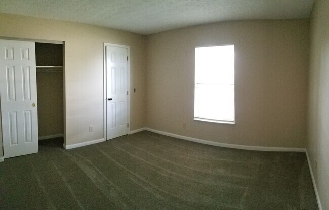 Building Photo - SPACIOUS 2 BD/1.5 BTH UNIT WITH 2 CAR GARAGE
