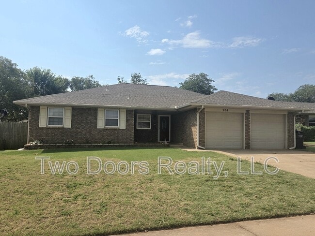 Building Photo - 904 E Hills Dr
