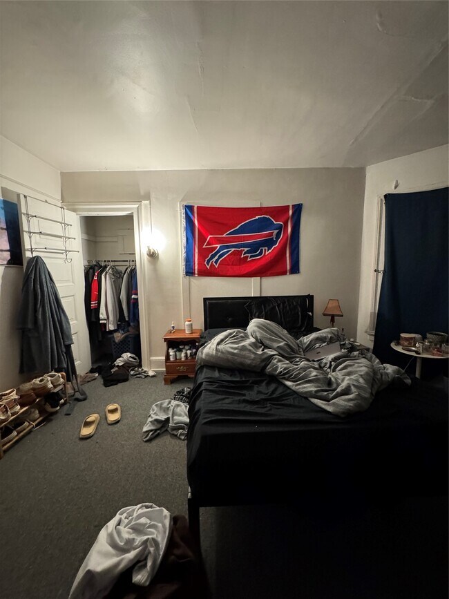 Building Photo - 121 Oak St