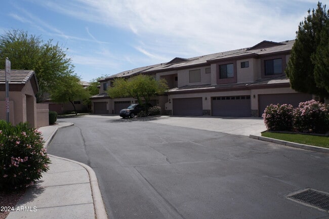 Building Photo - 705 W Queen Creek Rd