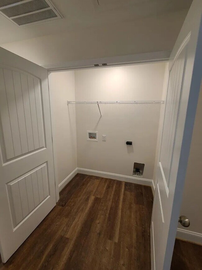 Building Photo - Sign a 12-month lease now and receive the ...
