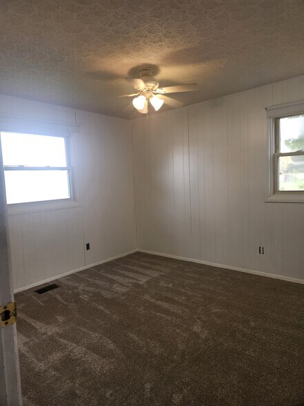 Building Photo - 1619 Townsley Rd