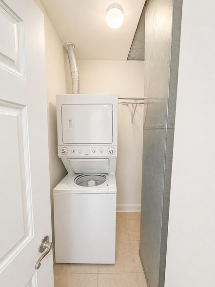 Building Photo - 6815 N Lakewood Ave