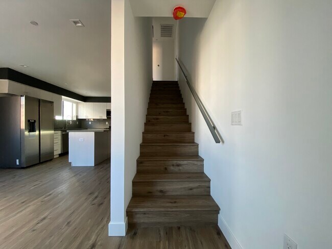 Building Photo - 4574 Oakwood Ave