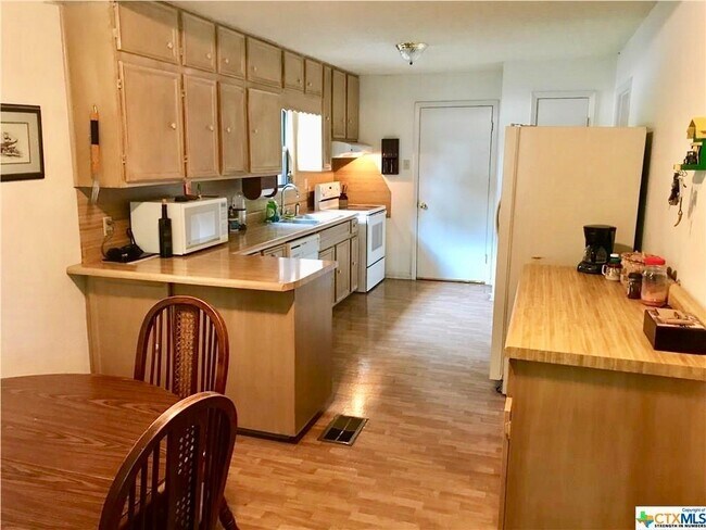 Building Photo - Charming 3 Bedroom Home - Large Backyard - Carport