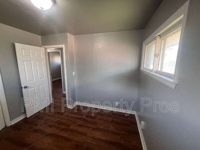 Building Photo - 5650 N 61st St